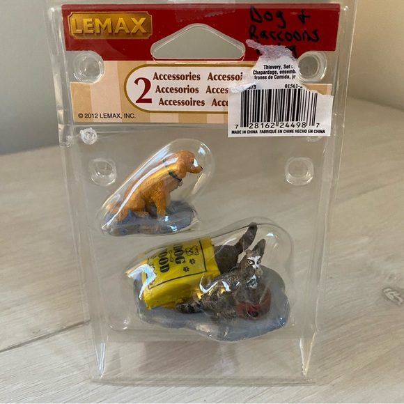 2012 Lemax Christmas Village Collection Animal Accessory Dog Food & Raccoons - Picture 1 of 5